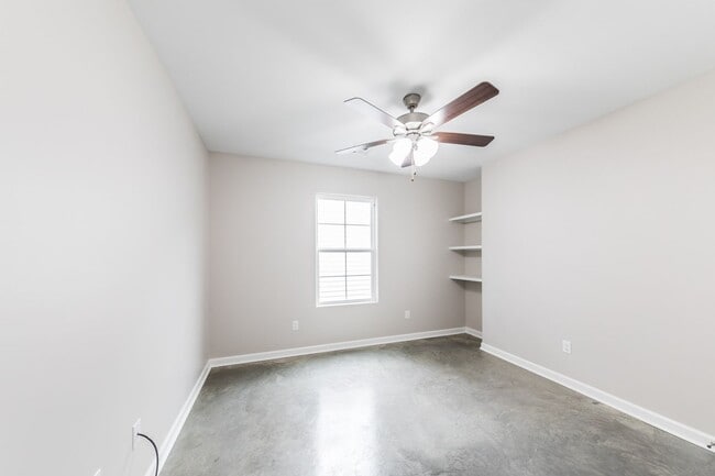 Building Photo - 3 bedroom 2 bath Townhome