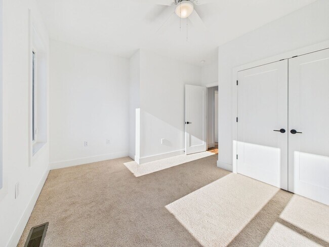 Building Photo - 907 Bainbridge St