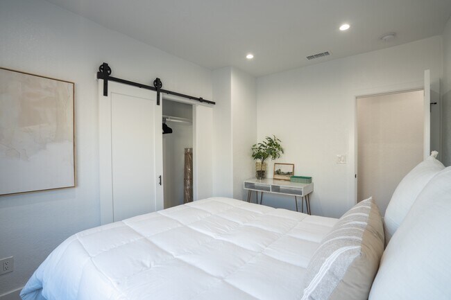 Building Photo - 2708 Cincinnati St