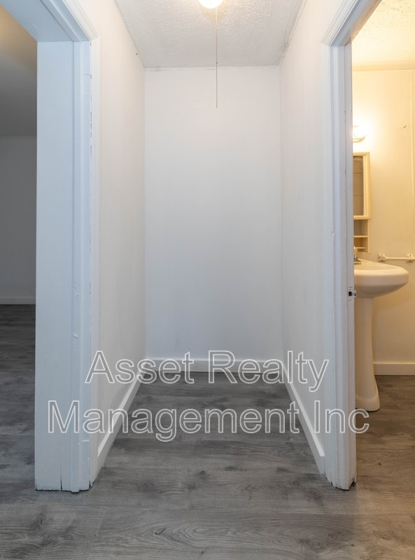 Building Photo - 5501 Lake Shore Dr