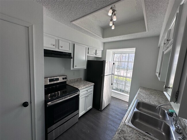 Building Photo - 7700 Creekbend Dr