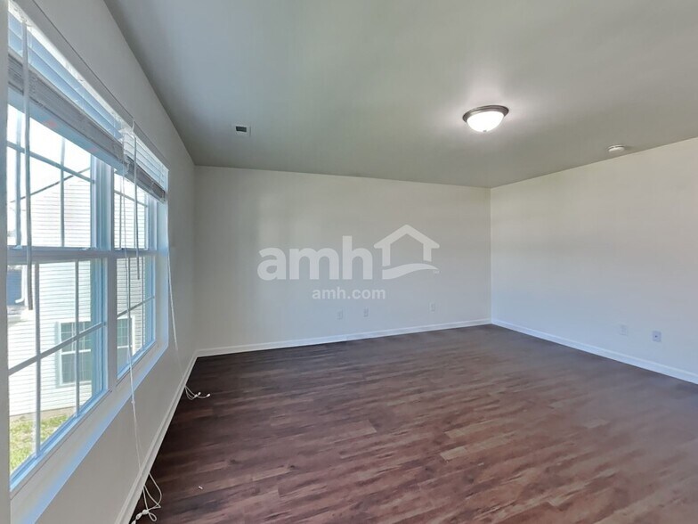 Building Photo - 301 Groves Stone Dr