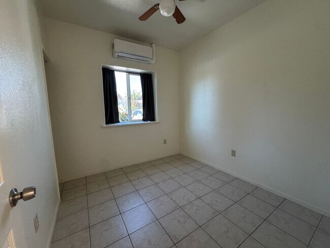 Building Photo - Back to School Special ALL Utilities Paid in Turlock