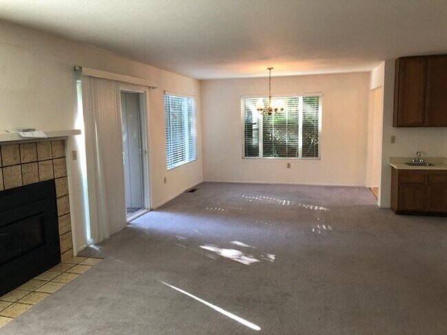 Building Photo - 1304 Foothill Dr