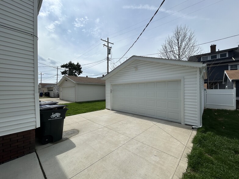 Building Photo - 2082 Lewis Dr