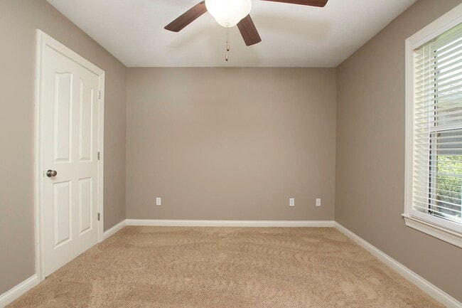 Building Photo - Charming 3 Bedroom/2 Bath in Mill Creek Manor with Spacious Garage