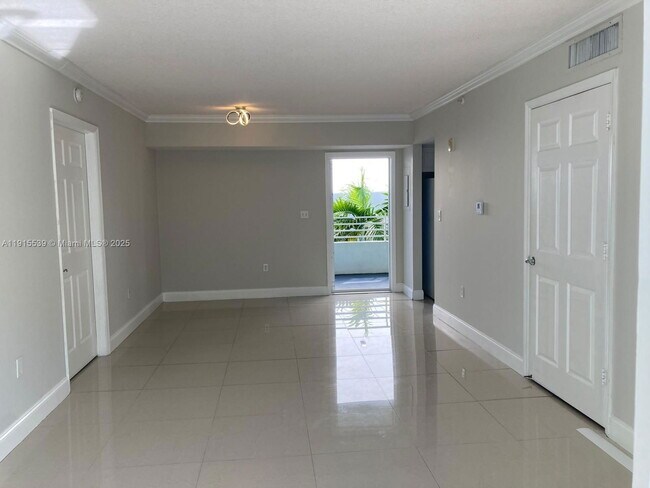 Building Photo - 7800 Collins Ave