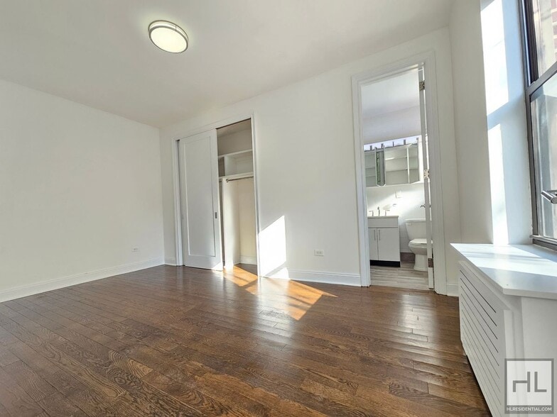 Building Photo - Sunny 1-Bedroom in Greenwich Village | Prime Location