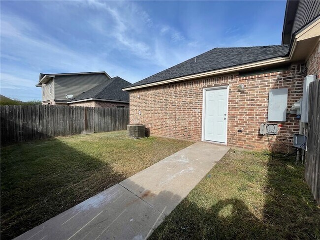 Building Photo - 3838 Oldenburg Ln