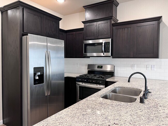 Building Photo - Upper Valley 3 Bedroom 2.5 Bath Townhome