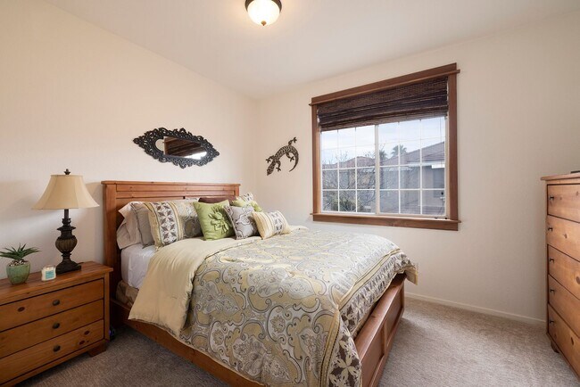 Building Photo - Entertainer's 2 Bd, 2 Bth Furnished Summer...