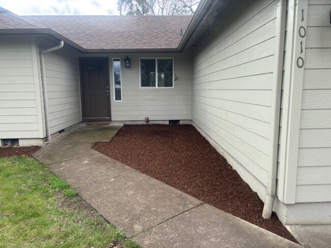 Building Photo - **MOVE IN SPECIAL**  Must See Updated 3 Bedroom with Large Yard!