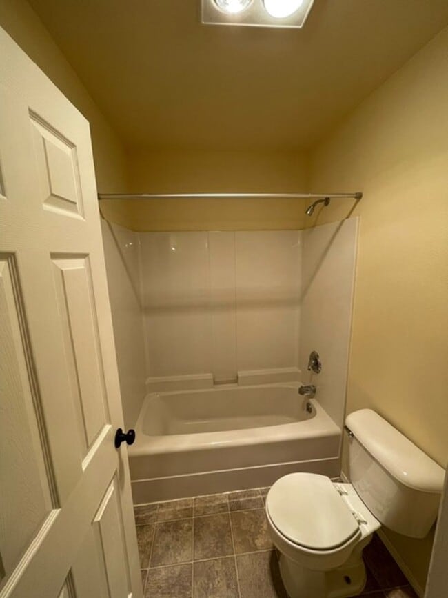 Building Photo - 2 Bedroom 1 1/2 Bathroom - Close to Campus...