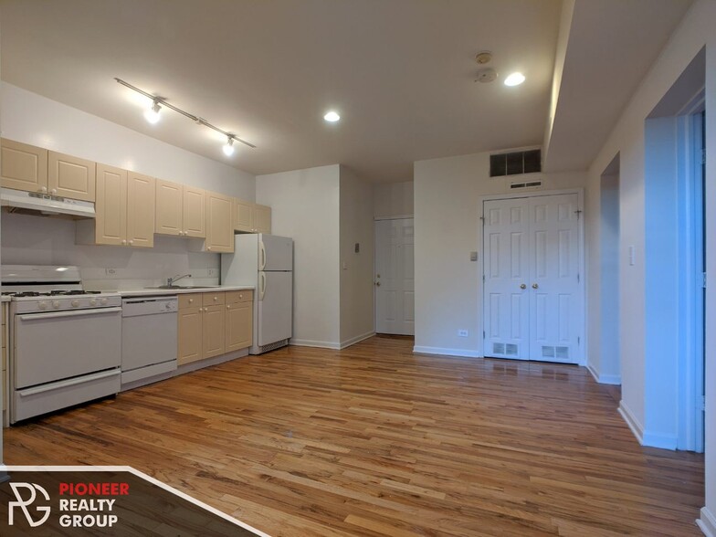 Building Photo - 912 W Dakin St