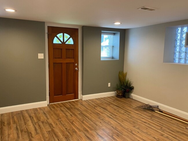 Building Photo - Renovated Hill Home for Rent!