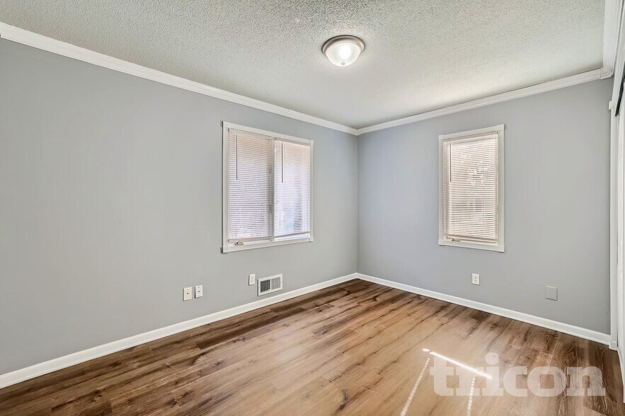 Building Photo - 820 Shenandoah Ln N