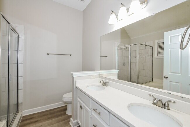 Building Photo - 6164 Kingsview Dr