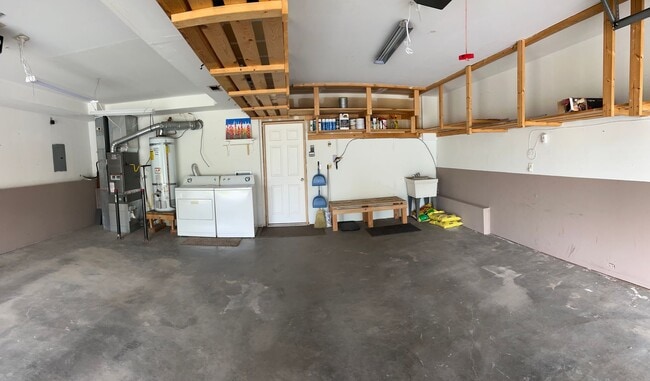 Building Photo - 4 bed/ 2 bath beauty in Eagle River