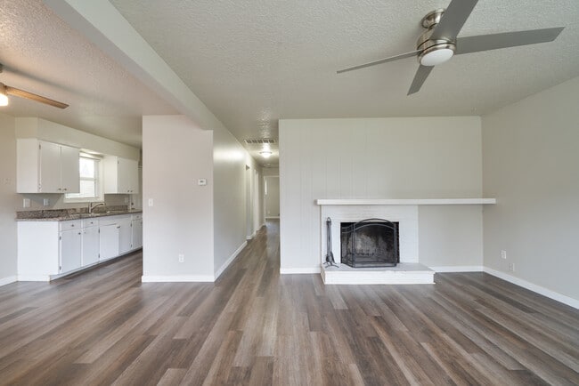 Building Photo - 15706 E Burnside St