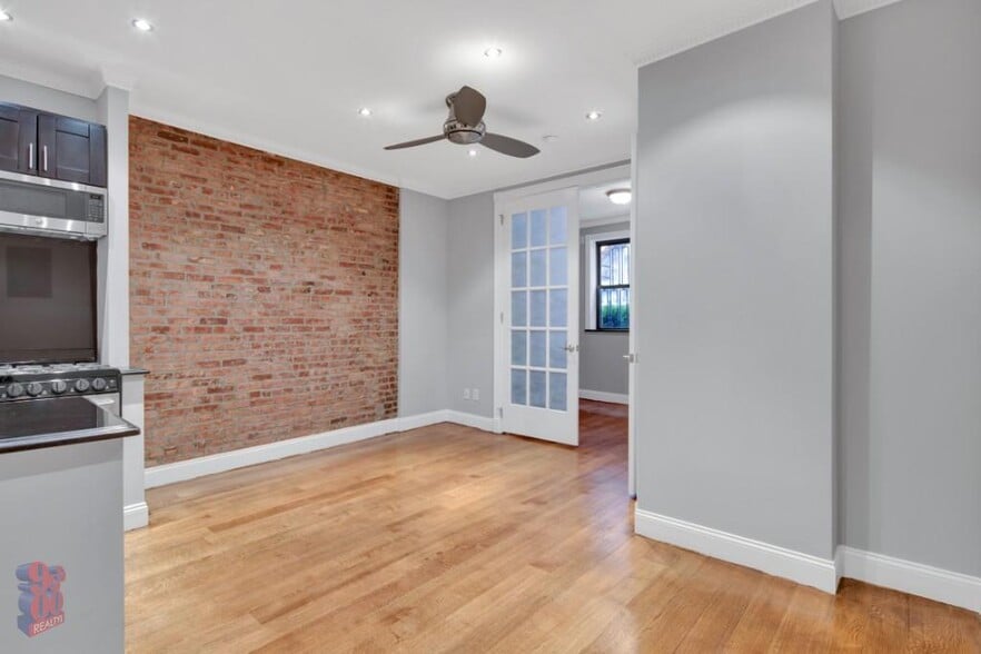 Building Photo - 145 E 26th St