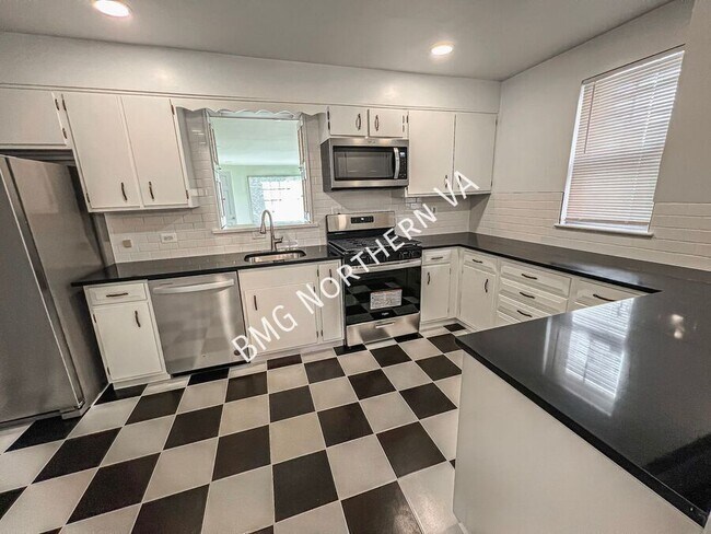 Building Photo - 2300 N Buchanan St