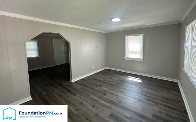 Building Photo - 1711 S Sutton Dr
