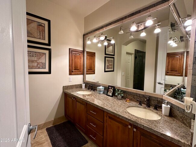 Building Photo - 5711 W Linda Ln