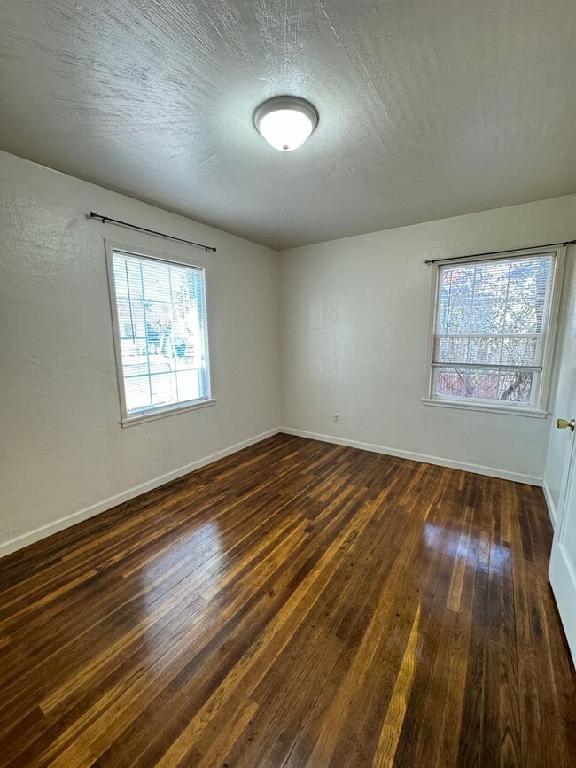 Building Photo - 915 Division St