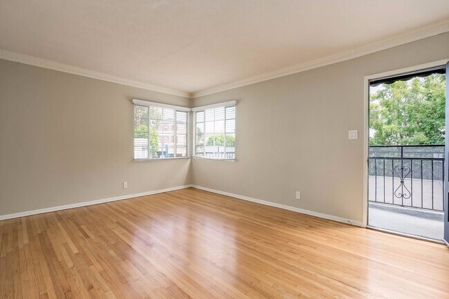 Building Photo - Walking distance to UCLA!