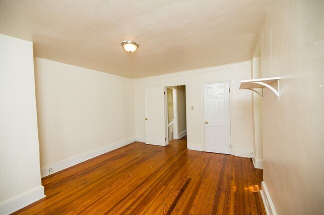 Building Photo - 2026/2027 JHU Off-Campus 5bd/3ba Charles Village w/ W/D & parking!.. Available 6/9/26