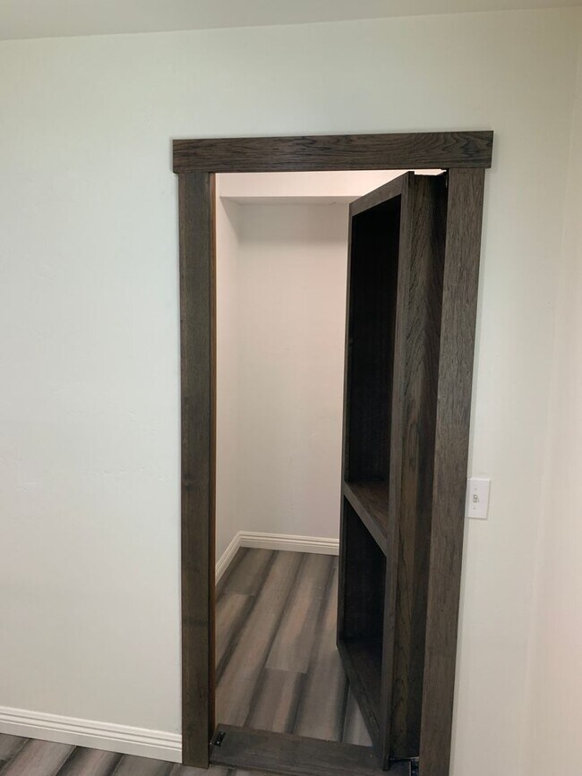 Building Photo - MIC