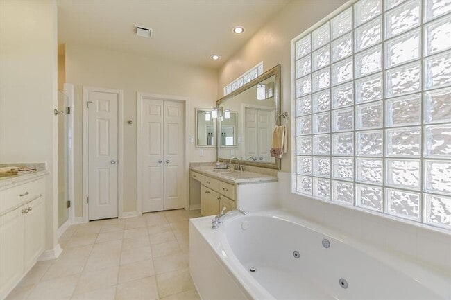 Building Photo - 4545 Golf Vista Dr