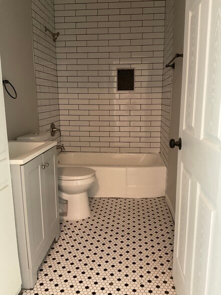 Hall bathroom - 1709 Nelva St