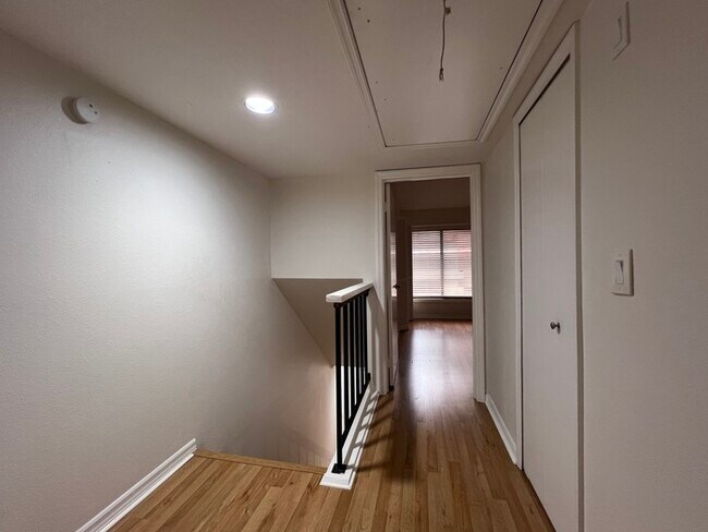 Building Photo - Beautifully updated 2 bedroom 2 1/2 baths ...