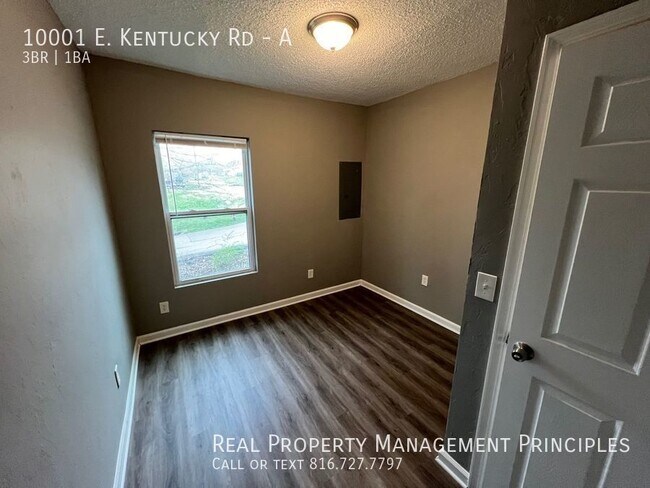 Building Photo - Spacious, Single-Level Townhouse Stunner!