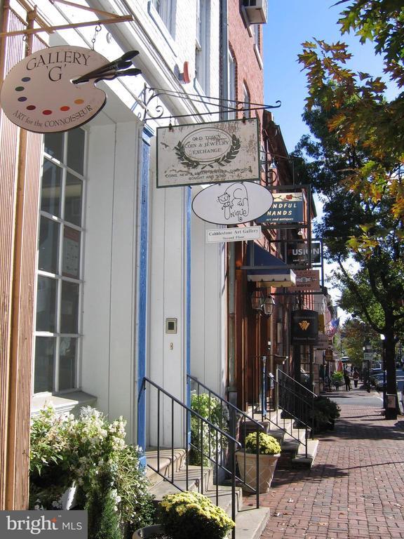 Building Photo - 2425 Huntington Park Dr