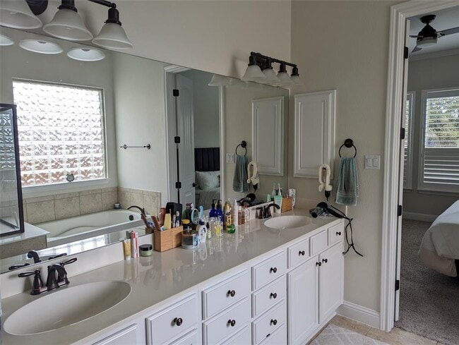 Building Photo - 10005 Ivalenes Hope Dr