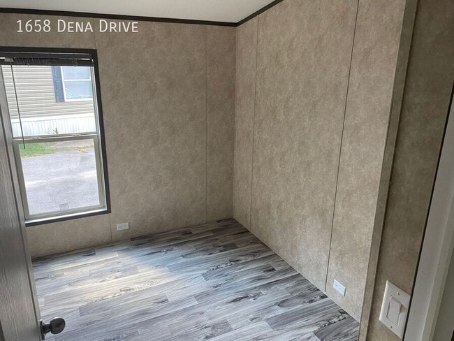 Building Photo - 1658 Dena Dr
