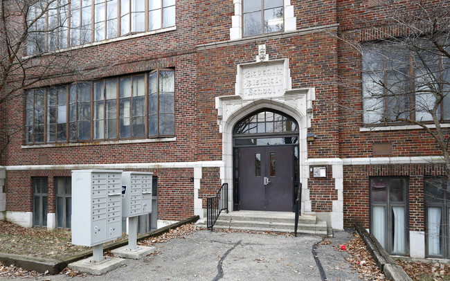 Primary Photo - Parkway Apartments