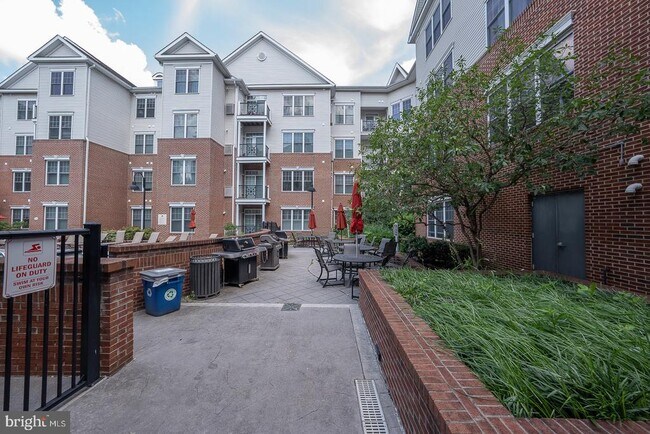 Building Photo - 300 W Elm St