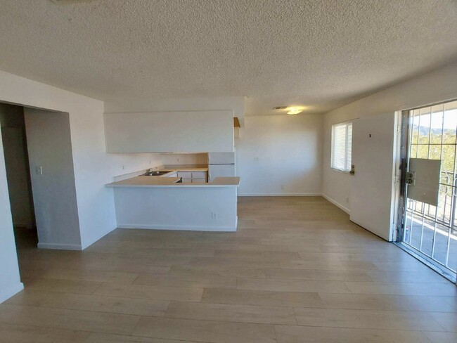 Building Photo - Freshly Updated 2 bed, 1 bath Upstairs Con...