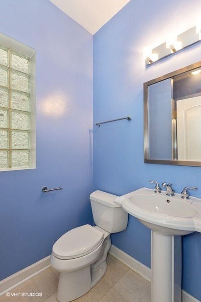 Building Photo - 2 bedroom in Chicago IL 60657
