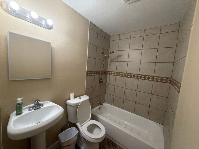 Building Photo - 5810 W Earll Dr