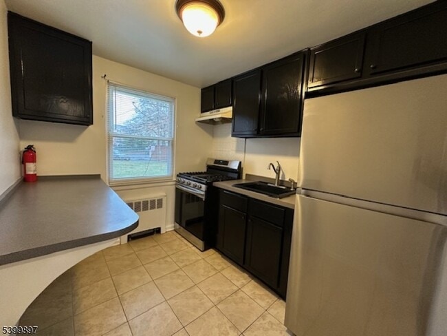 Building Photo - 17 Carolyn Terrace