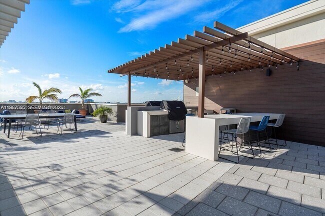 Building Photo - 3250 NE 1st Ave