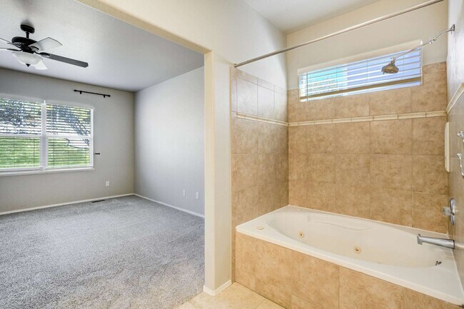 Building Photo - D20 5bdrm Home on Quiet Street in North Co...