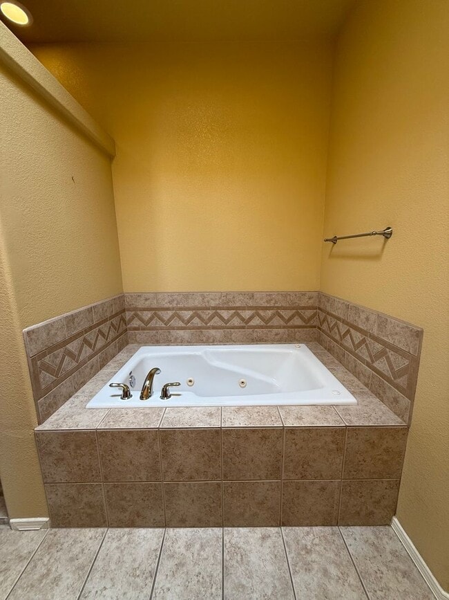 Building Photo - Beautiful 3 Bedroom Home! Available Now!