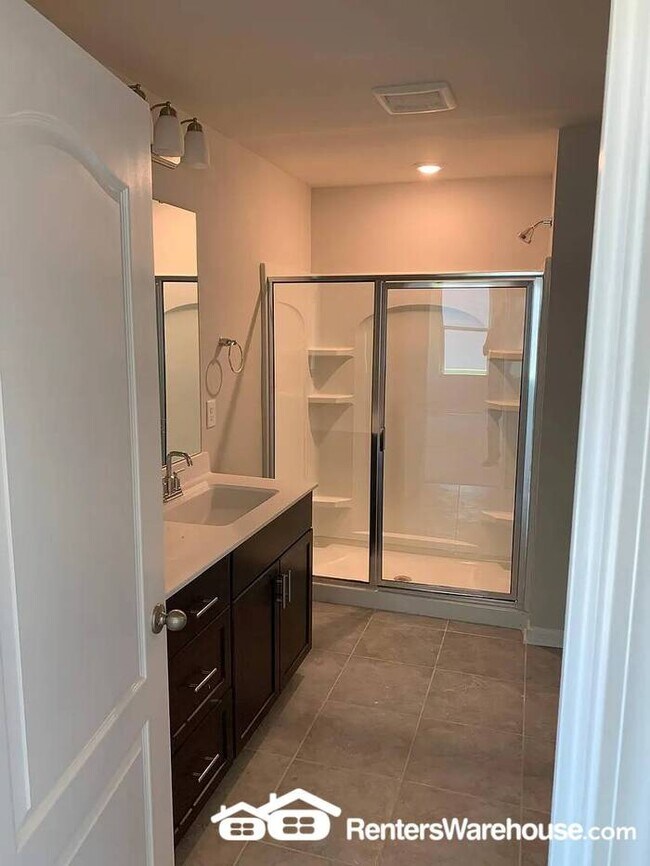 Building Photo - Spacious 4-bedroom home with large loft! A...