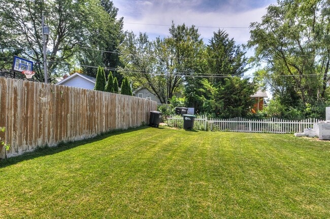 Building Photo - 4 bed in Aksarben