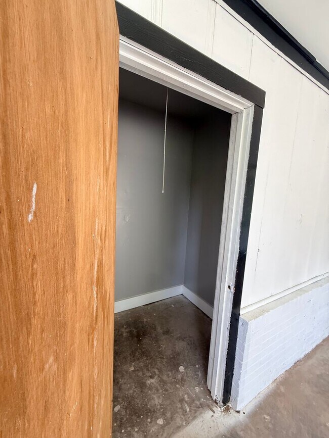 Building Photo - Newly Renovated Property - Family Home